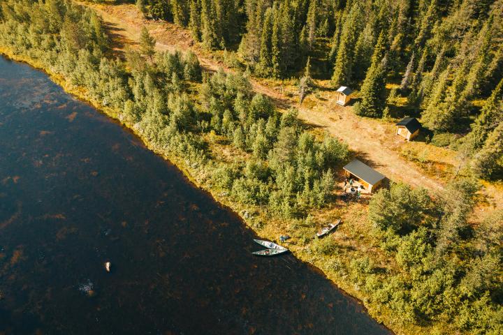 kapsajoki kanootit rannassa laavulla