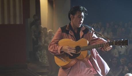 Elvis soittaa kitaraa