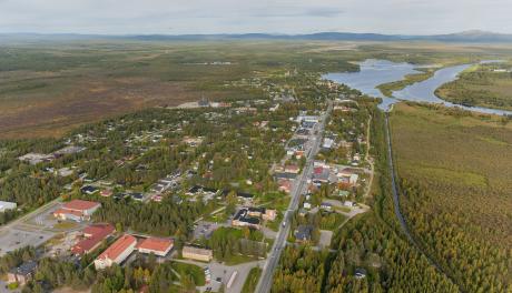 Kittilän kirkonkylän ilmakuva, Kirkkojärvi ja Ounasjoki näkyvät