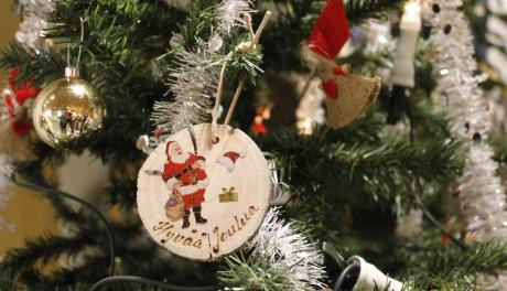 Joulukuusen koristeltu oksa, jossa riippuu joulupallo