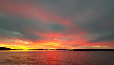 Aurinkonkajo järven yllä Rauhalan kylässä