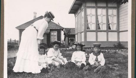 Vanha kuva 1800-luvulta nainen ja lapset ulkona