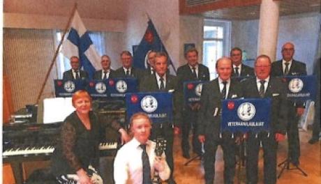 Kuvassa kuoro, pianisti ja sellisti