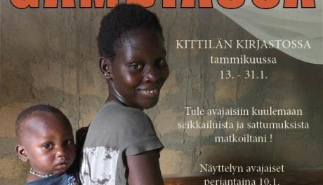 Afrikkalainen nainen lapsi selässään