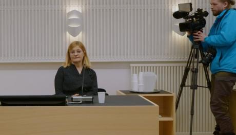 Nainen istuu yksin työpöydän ääressä