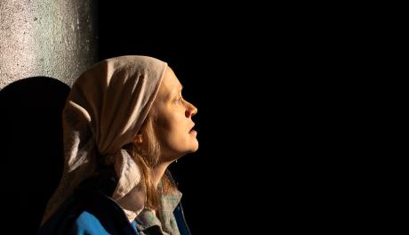 Ella Mettänen esityksessä VÄYLÄ 