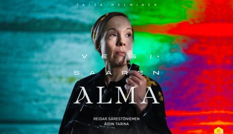 Vesisaaren Alma abstraktin taustan edessä