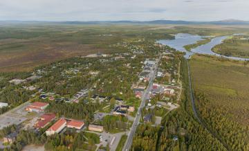 Kittilän kirkonkylän ilmakuva, Kirkkojärvi ja Ounasjoki näkyvät