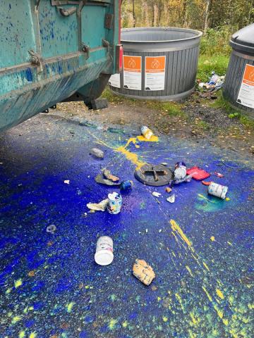 Maalia maassa jätekeräyspisteellä.