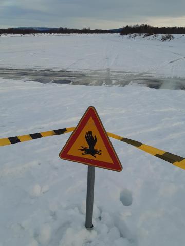 Varoitusmerkki rannassa ja sulkunauha.