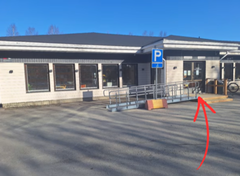 Kuva kirjaston ovesta ja rakennuksesta