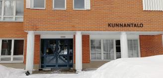 Kittilän kunanntalon sisäänkäynti talvella