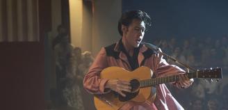 Elvis soittaa kitaraa