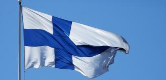 Suomen lippu sinistä taivasta vasten, kuvituskuva