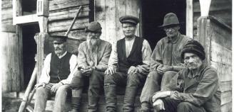 Viisi vanhaa miestä istuu portaalla. Mustavalkokuva