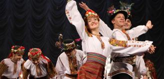 Mies ja nainen tanssivat ukrainalaisia tansseja