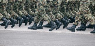 Kuva armeijan pukeissa kävelevistä sotilaista