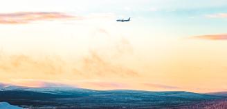 Taivaanranta ja tunturimaisema, lentokone maiseman yllä, kuvituskuva