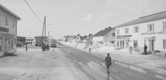 Mustavalkoinen kuva Kittilän Valtatiestä keväällä 1967
