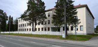 Kittilän järjestö- ja harrastetalo, vaalea kivirakennus valtatien varrella.