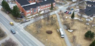 Ilmakuva teoksen sijoituspaikasta, puisto Kittilän kunnantalon vieressä.