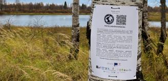 Pistelaskentapaikkakyltti Ukonpuljun reitillä puussa.