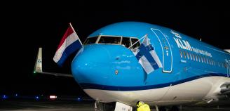 KLM:n lentokoneen keula, ikkunoissa Hollannin ja Suomen liput.