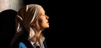 Ella Mettänen esityksessä VÄYLÄ 