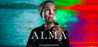 Vesisaaren Alma abstraktin taustan edessä