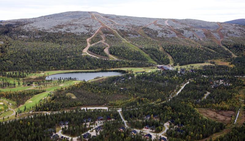 Ilmakuva Levi Golfin alueesta taustalla Levitunturi rinteineen