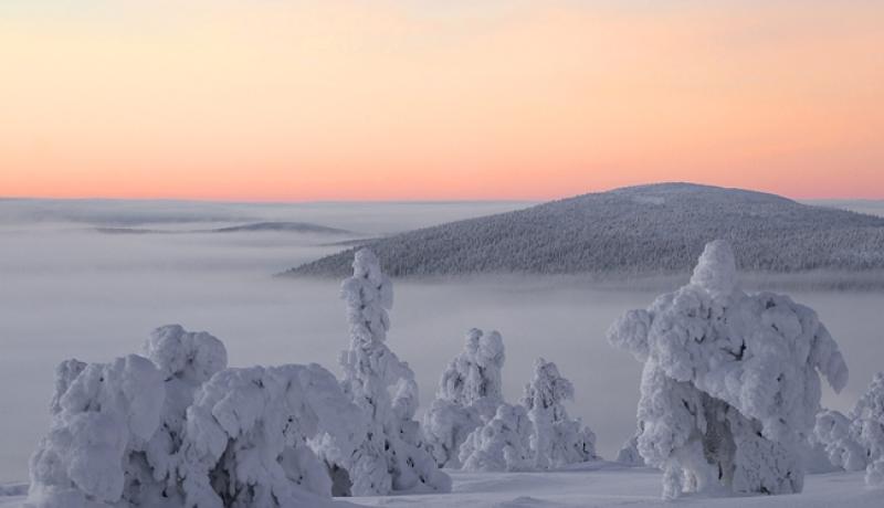 Maisema Kittilästä, talvi, tunturin huippu, punertava taivas