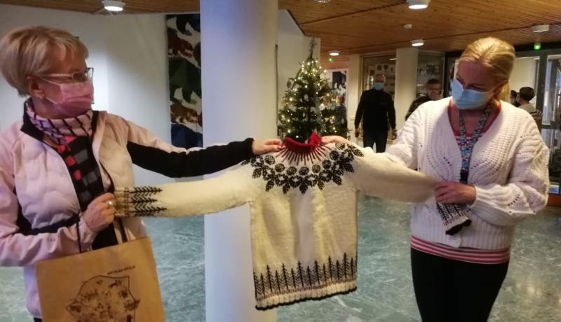 Kulleron kutsu kuusikossa -villapuseron kuva