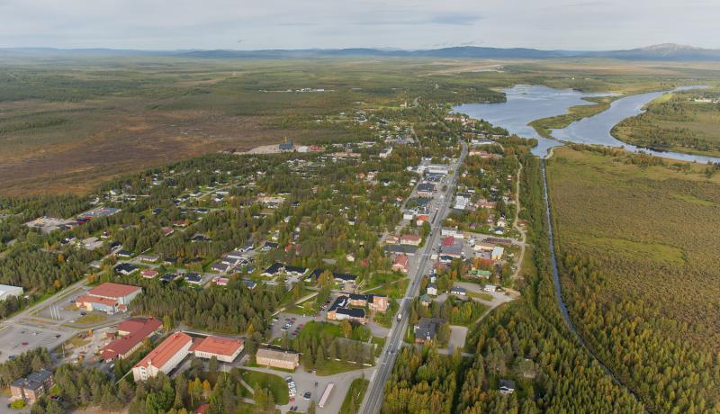 Kittilän kirkonkylän ilmakuva, Kirkkojärvi ja Ounasjoki näkyvät