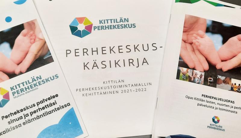Kuva perhekeskuksen materiaaleista: palvelupas, käsikirja ja esite