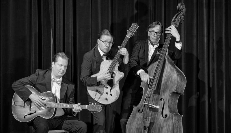 Kolmimiehinen orkesteri jousisoittimineen
