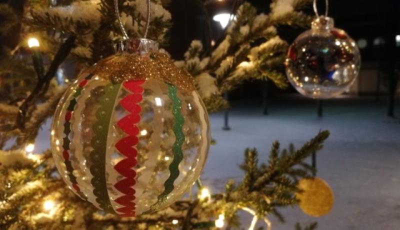 Joulukoristepallo joulukuusen oksassa