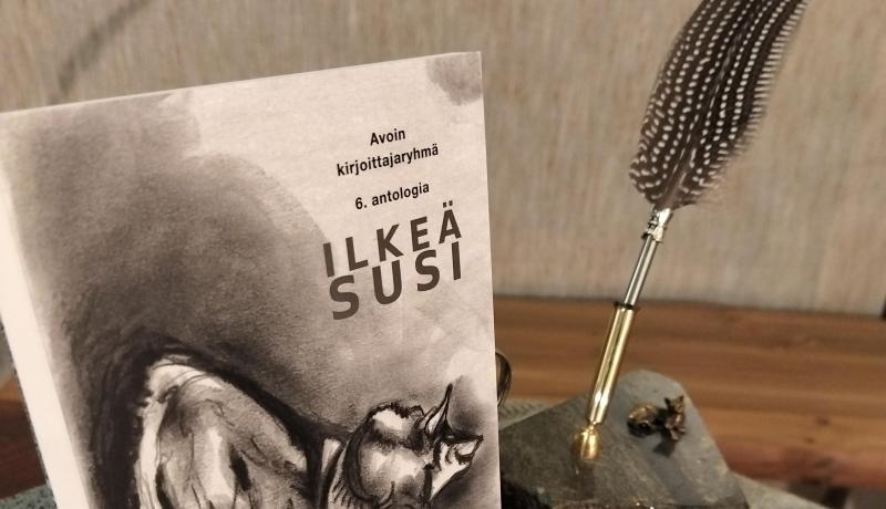 Kuvassa runoteos Ilkeä susi ja sulkakynä