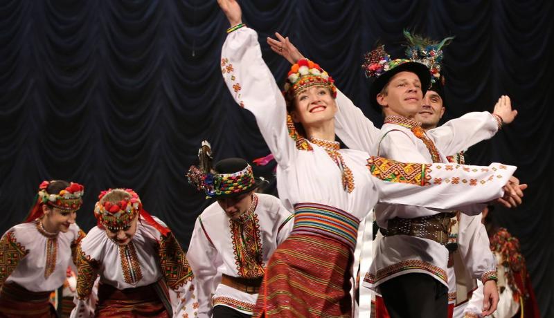 Mies ja nainen tanssivat ukrainalaisia tansseja