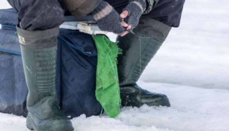 Pilkkijän saappaat ja kädet