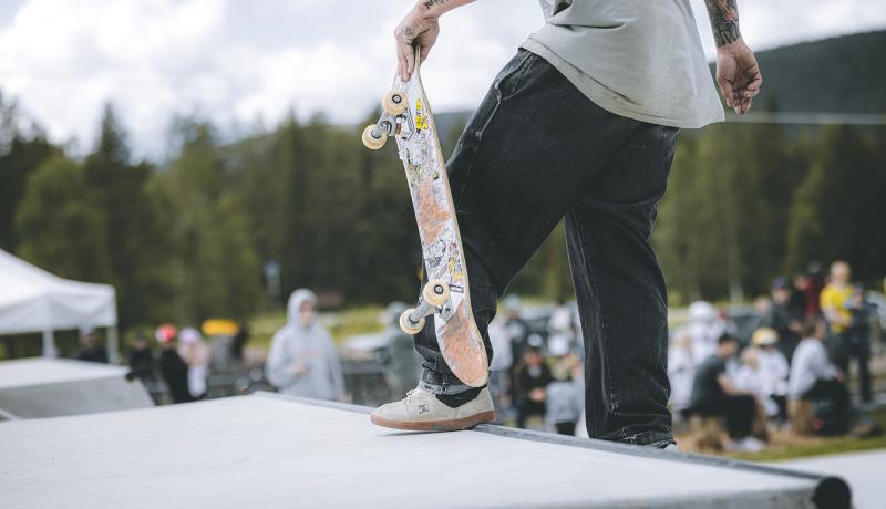 Skeittaaja ja lauta Skeittiparkki Oliverissa, kuvituskuva