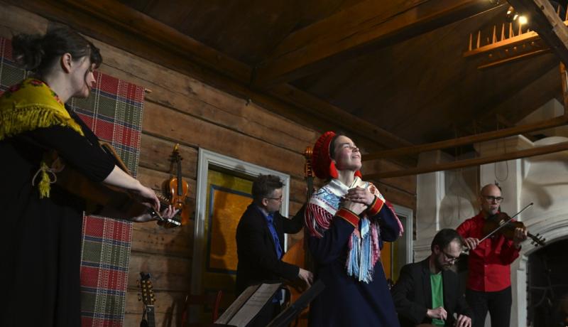 Tallari-yhtye, solistilla päällään Lapinpuku