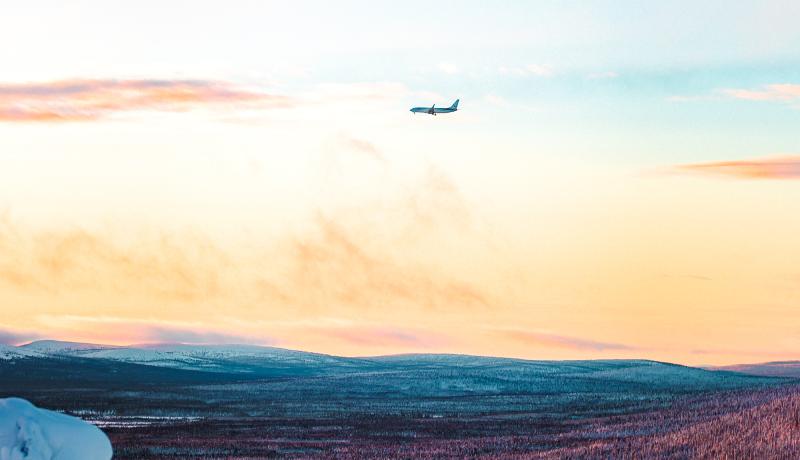 Taivaanranta ja tunturimaisema, lentokone maiseman yllä, kuvituskuva