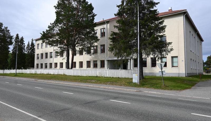 Kittilän järjestö- ja harrastetalo, vaalea kivirakennus valtatien varrella.