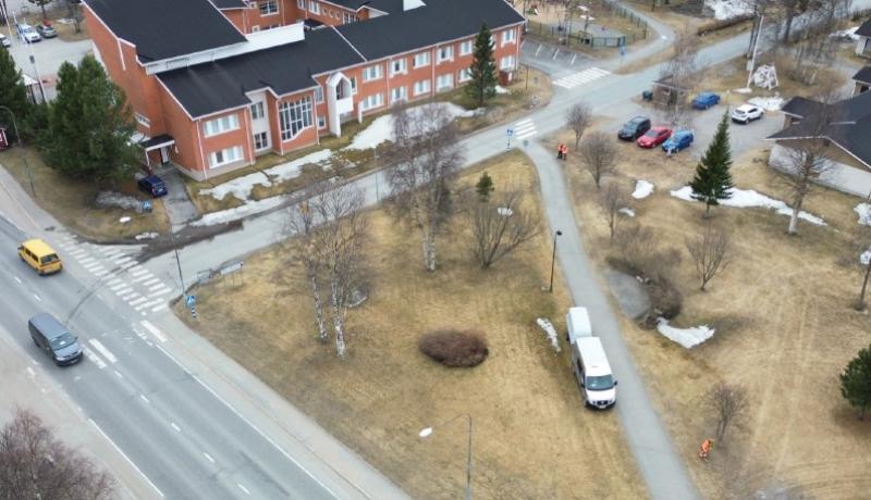 Ilmakuva teoksen sijoituspaikasta, puisto Kittilän kunnantalon vieressä.