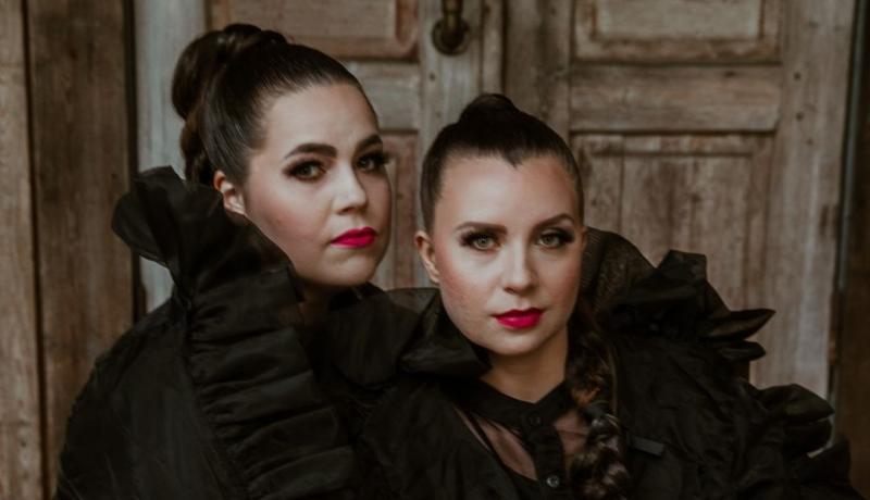 Peltokurjen Anna Peltomaa ja Emma Kurkinen kasvokuvassa