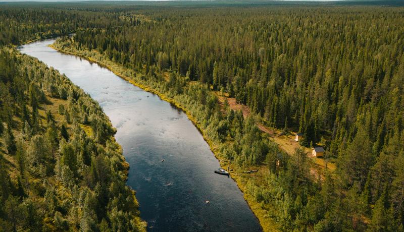 Kuva Kapsajoen vesiretkeilyreitistä ja yhdestä taukopaikasta ylhäältä käsin dronella kuvattuna.