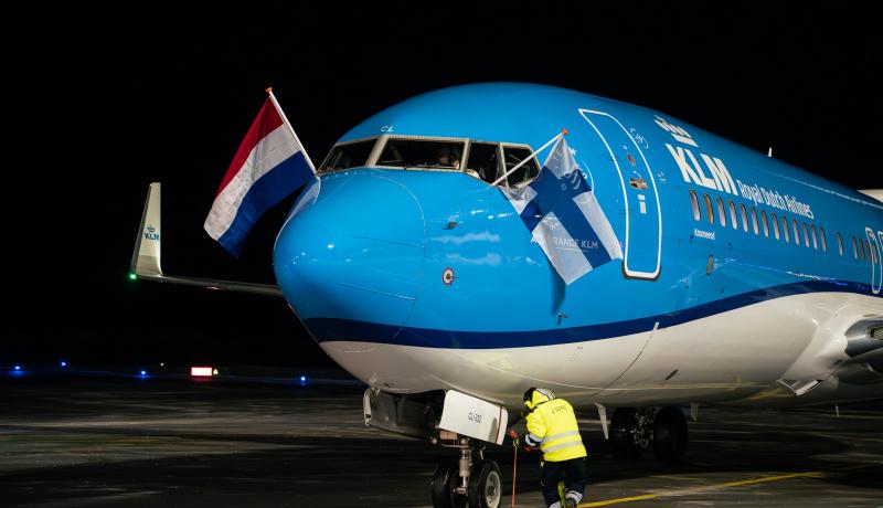 KLM:n lentokoneen keula, ikkunoissa Hollannin ja Suomen liput.