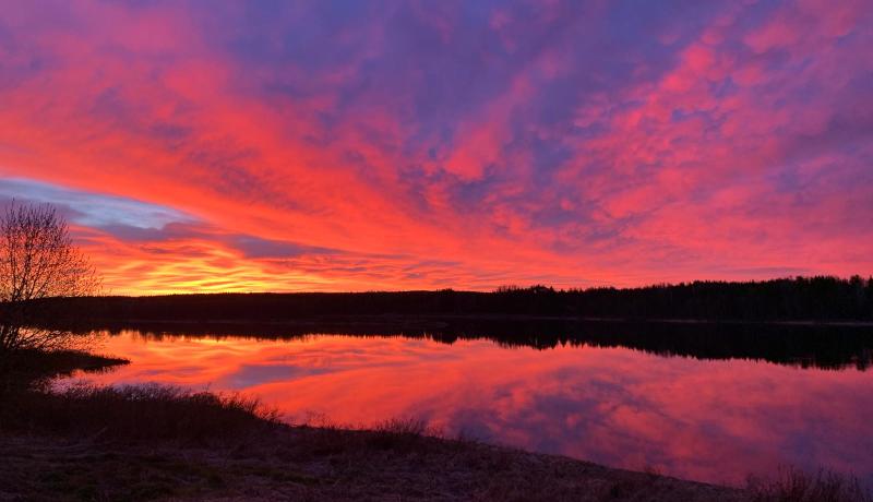 Jokimaisema auringonlaskun aikaan
