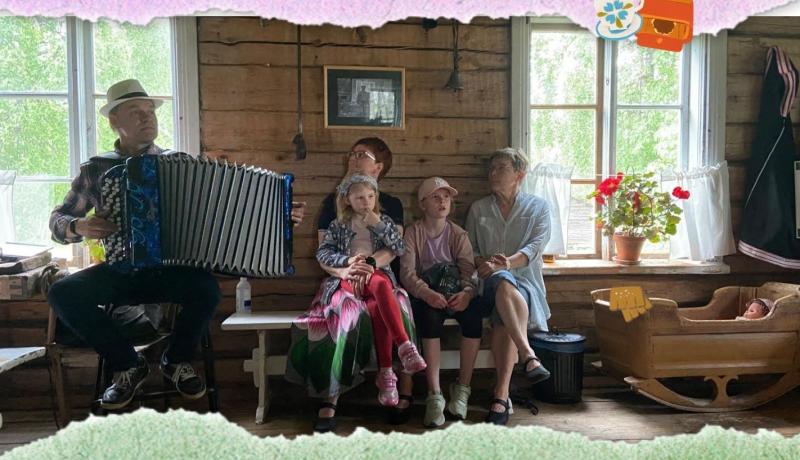 Haitarin soittaja ja yleisöä kotiseutumuseon pirtissä